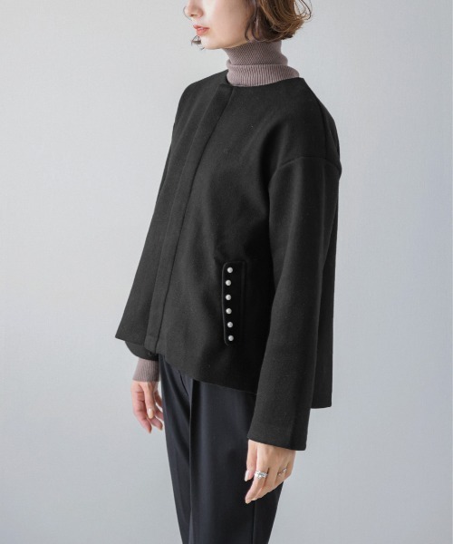 AMELY(エミリー)の「パールボタンノーカラージャケット(その他アウター・レディース・ベージュ/ブラック/チャコール・M/L)」の5枚目の写真