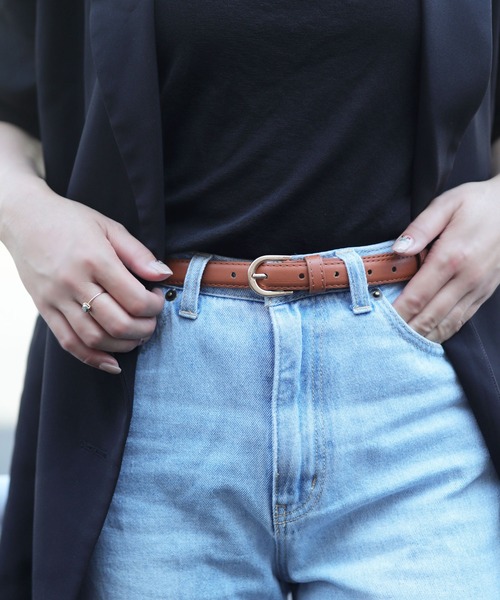 florist(フローリスト)の「【ユニセックス】ラウンドバックルPUレザーシンプル細ベルト(ベルト・レディース・ブラック/ホワイト/ダークブラウン/ブラウン・FREE)」の4枚目の写真