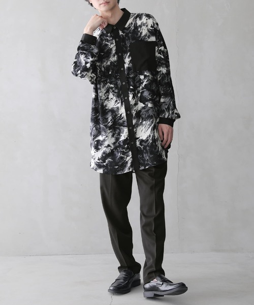 kOhAKU（コハク）の「水彩画風アート柄ロングシャツ（シャツ/ブラウス・レディース・ブラック・1/2）」の2枚目の写真