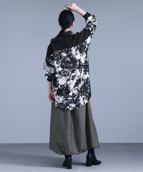 kOhAKU（コハク）の「水彩画風アート柄ロングシャツ（シャツ/ブラウス・レディース・ブラック・1/2）」の22枚目の写真