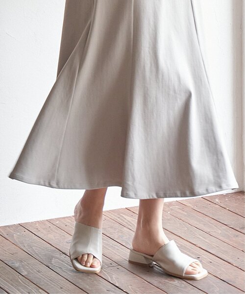 ikka(イッカ)の「アシメソフトミュール(パンプス・レディース・ブラック/オフホワイト・M/L)」の1枚目の写真