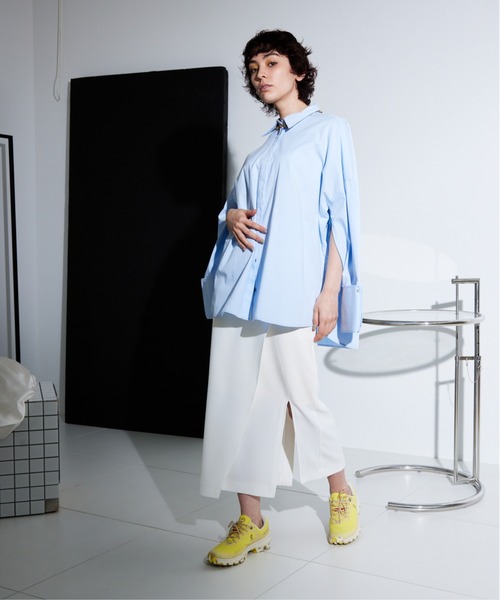 Maisones.(メゾネス)の「Over cuff Shirt | オーバーカフシャツ(シャツ/ブラウス・レディース・オフホワイト/ライトブルー・FREE)」の2枚目の写真