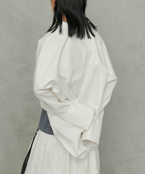 Maisones.(メゾネス)の「Over cuff Shirt | オーバーカフシャツ(シャツ/ブラウス・レディース・オフホワイト/ライトブルー・FREE)」の4枚目の写真