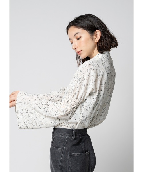 Adoon plain（アドーンプレーン）の「【新色を加えて再登場】トライアングルネックブラウス（シャツ/ブラウス・レディース・グレイッシュベージュ/ホワイト/ホワイト系その他/ブラック/パープル・FREE）」の13枚目の写真