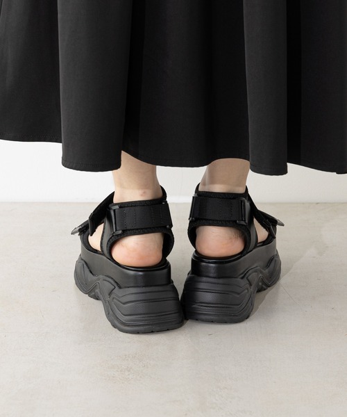 【NEW限定品】 Chico（チコ）の「ボリュームベルトスポサン（サンダル）」 - WEAR 靴