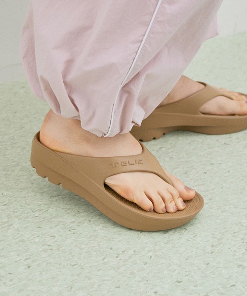 ADAM ET ROPE'(アダムエロペ)の「【TELIC】W-FLIPFLOP(サンダル・レディース・ブラック/ベージュ・M/S/X-SMALL)」の1枚目の写真