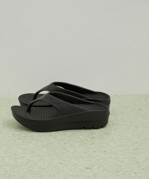 ADAM ET ROPE'(アダムエロペ)の「【TELIC】W-FLIPFLOP(サンダル・レディース・ブラック/ベージュ・M/S/X-SMALL)」の2枚目の写真