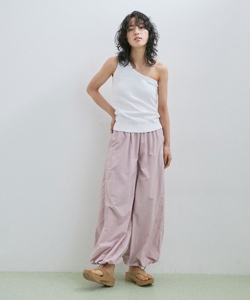 ADAM ET ROPE'(アダムエロペ)の「【TELIC】W-FLIPFLOP(サンダル・レディース・ブラック/ベージュ・M/S/X-SMALL)」の4枚目の写真