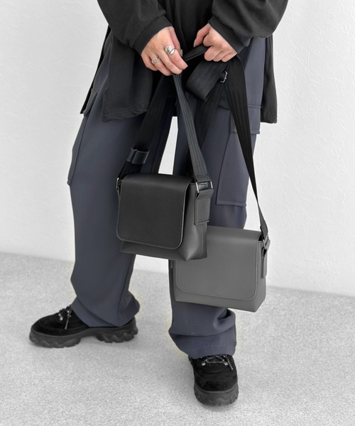 LVEU.(ラブユ.)の「【LVEU.】スクエアフラップショルダーバッグ / バッグ 鞄 BAG フラップ ミニ ショルダー 合皮 ブラック グレー(ショルダーバッグ・レディース・グレー/ブラック・FREE)」の10枚目の写真