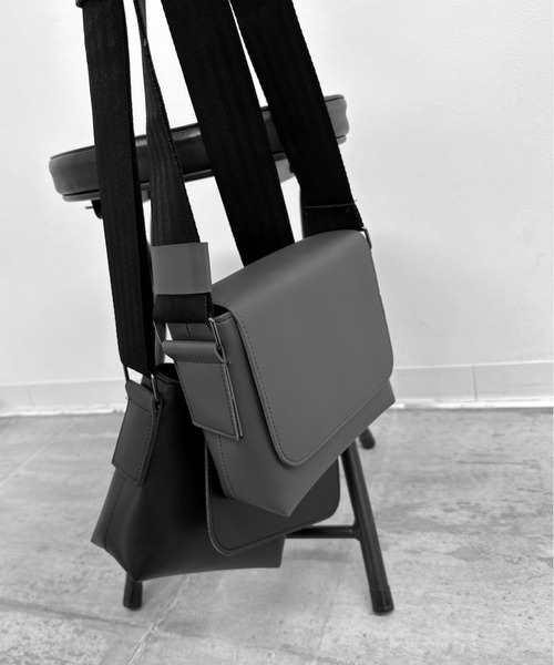 LVEU.(ラブユ.)の「【LVEU.】スクエアフラップショルダーバッグ / バッグ 鞄 BAG フラップ ミニ ショルダー 合皮 ブラック グレー(ショルダーバッグ・レディース・グレー/ブラック・FREE)」の12枚目の写真