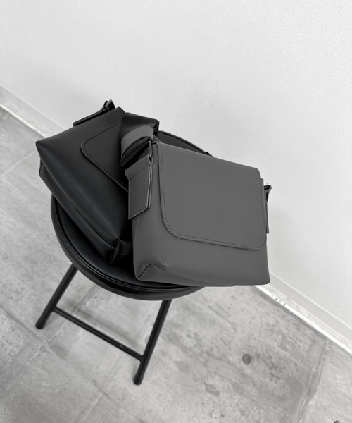 LVEU.(ラブユ.)の「【LVEU.】スクエアフラップショルダーバッグ / バッグ 鞄 BAG フラップ ミニ ショルダー 合皮 ブラック グレー(ショルダーバッグ・レディース・グレー/ブラック・FREE)」の3枚目の写真