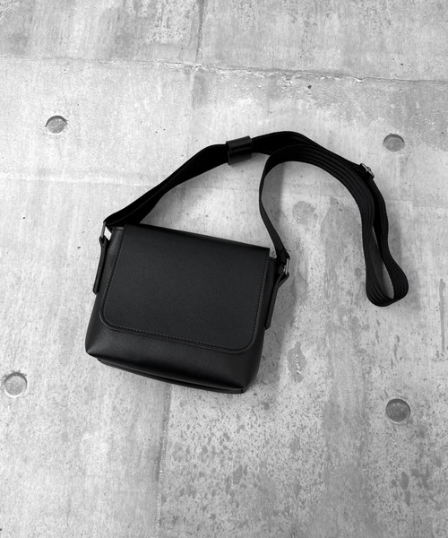 LVEU.(ラブユ.)の「【LVEU.】スクエアフラップショルダーバッグ / バッグ 鞄 BAG フラップ ミニ ショルダー 合皮 ブラック グレー(ショルダーバッグ・レディース・グレー/ブラック・FREE)」の14枚目の写真