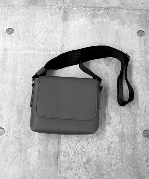 LVEU.(ラブユ.)の「【LVEU.】スクエアフラップショルダーバッグ / バッグ 鞄 BAG フラップ ミニ ショルダー 合皮 ブラック グレー(ショルダーバッグ・レディース・グレー/ブラック・FREE)」の17枚目の写真