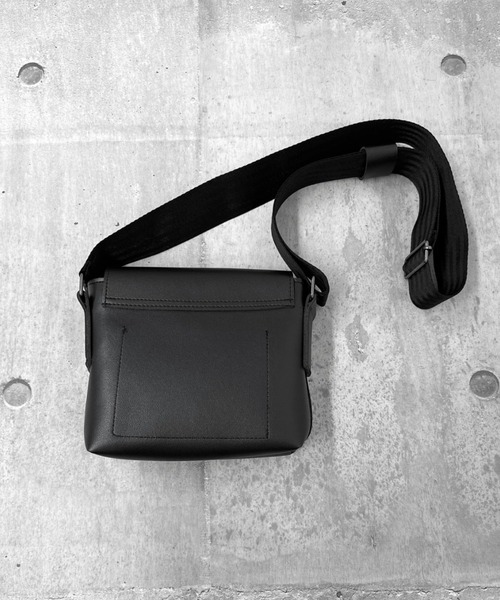 LVEU.(ラブユ.)の「【LVEU.】スクエアフラップショルダーバッグ / バッグ 鞄 BAG フラップ ミニ ショルダー 合皮 ブラック グレー(ショルダーバッグ・レディース・グレー/ブラック・FREE)」の22枚目の写真