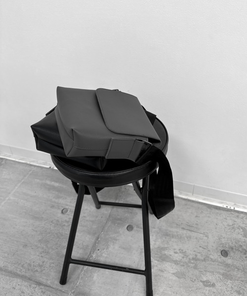 LVEU.(ラブユ.)の「【LVEU.】スクエアフラップショルダーバッグ / バッグ 鞄 BAG フラップ ミニ ショルダー 合皮 ブラック グレー(ショルダーバッグ・レディース・グレー/ブラック・FREE)」の16枚目の写真