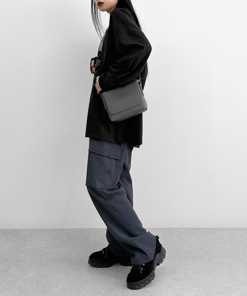 LVEU.(ラブユ.)の「【LVEU.】スクエアフラップショルダーバッグ / バッグ 鞄 BAG フラップ ミニ ショルダー 合皮 ブラック グレー(ショルダーバッグ・レディース・グレー/ブラック・FREE)」の8枚目の写真