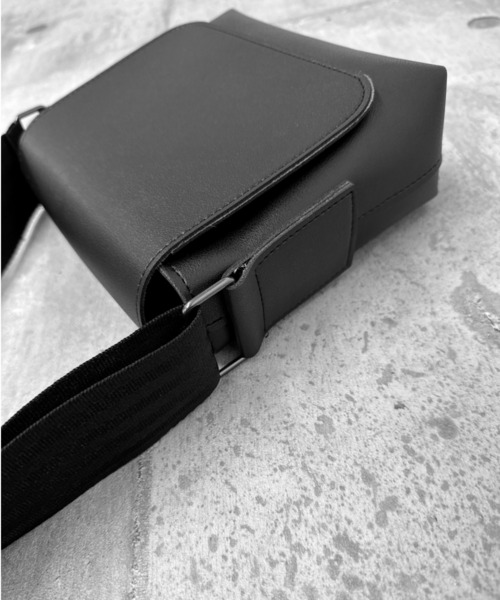 LVEU.(ラブユ.)の「【LVEU.】スクエアフラップショルダーバッグ / バッグ 鞄 BAG フラップ ミニ ショルダー 合皮 ブラック グレー(ショルダーバッグ・レディース・グレー/ブラック・FREE)」の6枚目の写真