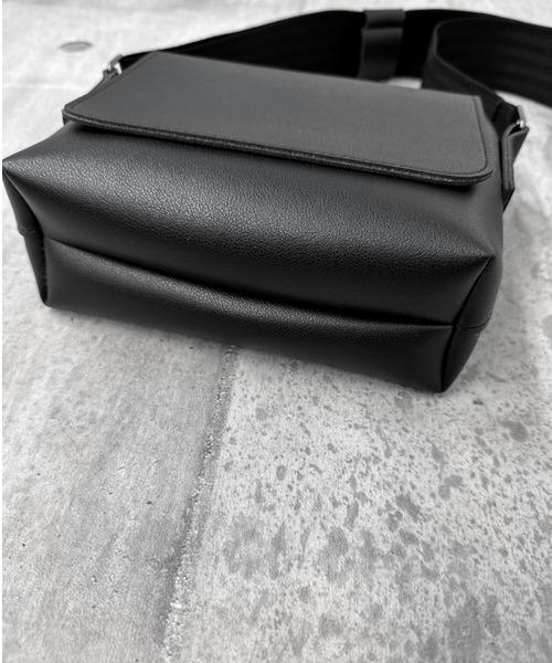 LVEU.(ラブユ.)の「【LVEU.】スクエアフラップショルダーバッグ / バッグ 鞄 BAG フラップ ミニ ショルダー 合皮 ブラック グレー(ショルダーバッグ・レディース・グレー/ブラック・FREE)」の19枚目の写真
