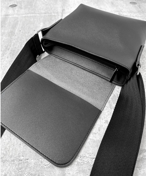 LVEU.(ラブユ.)の「【LVEU.】スクエアフラップショルダーバッグ / バッグ 鞄 BAG フラップ ミニ ショルダー 合皮 ブラック グレー(ショルダーバッグ・レディース・グレー/ブラック・FREE)」の11枚目の写真