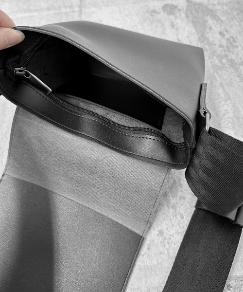 LVEU.(ラブユ.)の「【LVEU.】スクエアフラップショルダーバッグ / バッグ 鞄 BAG フラップ ミニ ショルダー 合皮 ブラック グレー(ショルダーバッグ・レディース・グレー/ブラック・FREE)」の9枚目の写真