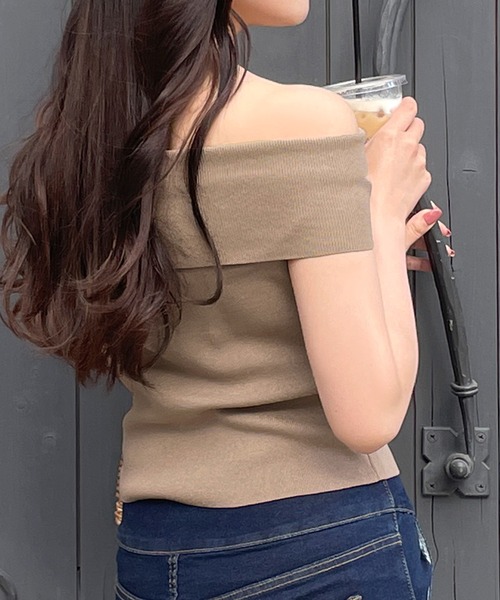 Julia Boutique（ジュリアブティック）の「オフショルダーリブニットトップス/23052（ニット/セーター・レディース・ピンク/ブラック/ベージュ/チャコール・ONE）」の4枚目の写真