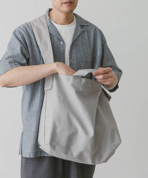 URBAN RESEARCH DOORS（アーバンリサーチドアーズ）の「キャンバスショルダーバッグ（ショルダーバッグ・メンズ・ナチュラル/ライトグレー・-）」の2枚目の写真