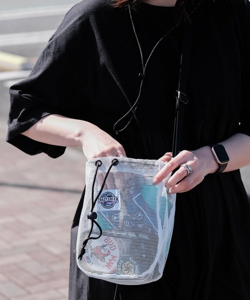 CRAZY CREEK（クレイジークリーク）の「CRAZY CREEK クレイジークリーク メッシュボールポーチ（ショルダーバッグ・メンズ・ホワイト/ブラック・FREE）」の2枚目の写真