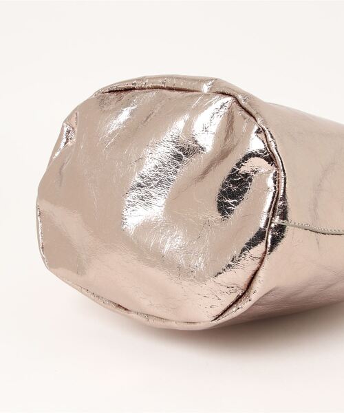 DouDou（ドゥドゥ）の「【WEB限定】クラッシュメタリックバケツトート（ショルダーバッグ・レディース・シルバー/シルバー系その他・FREE）」の4枚目の写真