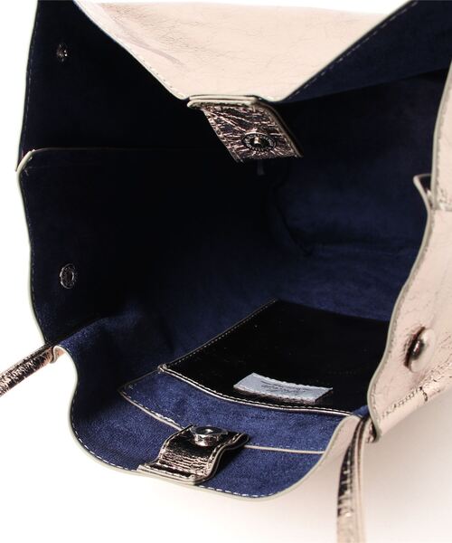 DouDou（ドゥドゥ）の「【WEB限定】クラッシュメタリックバケツトート（ショルダーバッグ・レディース・シルバー/シルバー系その他・FREE）」の5枚目の写真