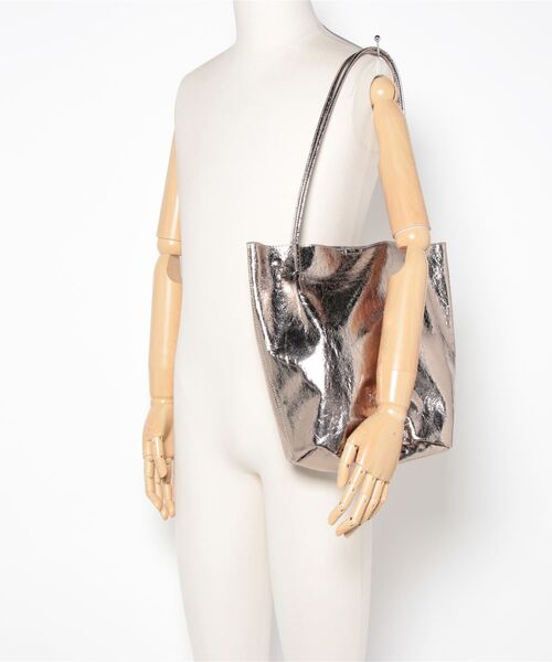 DouDou（ドゥドゥ）の「【WEB限定】クラッシュメタリックバケツトート（ショルダーバッグ・レディース・シルバー/シルバー系その他・FREE）」の3枚目の写真