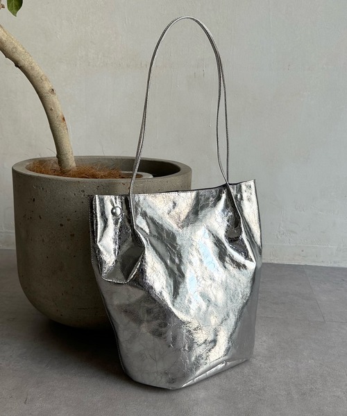 DouDou（ドゥドゥ）の「【WEB限定】クラッシュメタリックバケツトート（ショルダーバッグ・レディース・シルバー/シルバー系その他・FREE）」の2枚目の写真