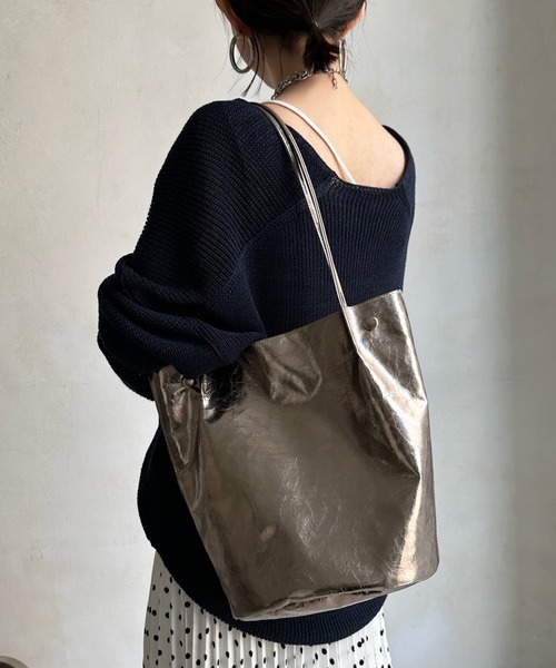 DouDou（ドゥドゥ）の「【WEB限定】クラッシュメタリックバケツトート（ショルダーバッグ・レディース・シルバー/シルバー系その他・FREE）」の7枚目の写真