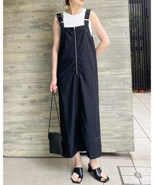 She's Closet(シーズクローゼット)の「フロントジップハイウエストロングミリタリージャンパースカートワンピース(ジャンパースカート・レディース・ブラック/カーキ/チャコールグレー/グレイッシュベージュ/オフホワイト・FREE/SMALL)」の7枚目の写真