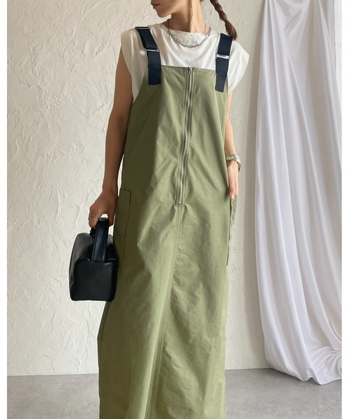 She's Closet(シーズクローゼット)の「フロントジップハイウエストロングミリタリージャンパースカートワンピース(ジャンパースカート・レディース・ブラック/カーキ/チャコールグレー/グレイッシュベージュ/オフホワイト・FREE/SMALL)」の10枚目の写真