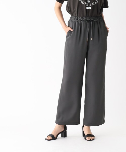 OPAQUE.CLIP(オペークドットクリップ)の「◆サテンイージーワイドストレートパンツ【洗濯機洗い可】(その他パンツ・レディース・ライトブルー/チャコールグレー/キャメル・40/38)」の2枚目の写真