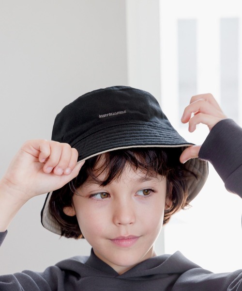 GLOBAL WORK(グローバルワーク)の「洗えるリバーシブルバケットHAT/974037(ハット・キッズ・オフホワイト/ブラック・LARGE/MEDIUM)」の2枚目の写真