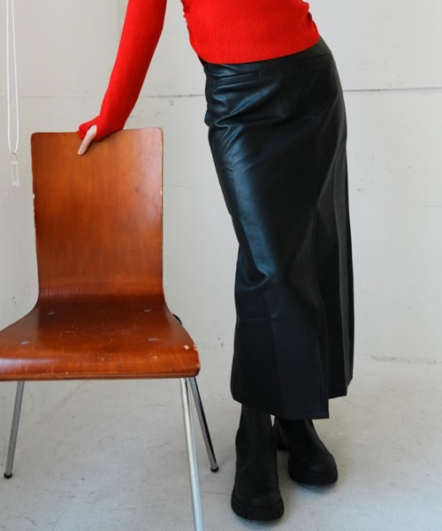 VeLV(ヴェルヴ)の「FAKE LEATHER SLIT SKIRT フェイクレザースリットスカート(スカート・レディース・ブラック・FREE)」の2枚目の写真