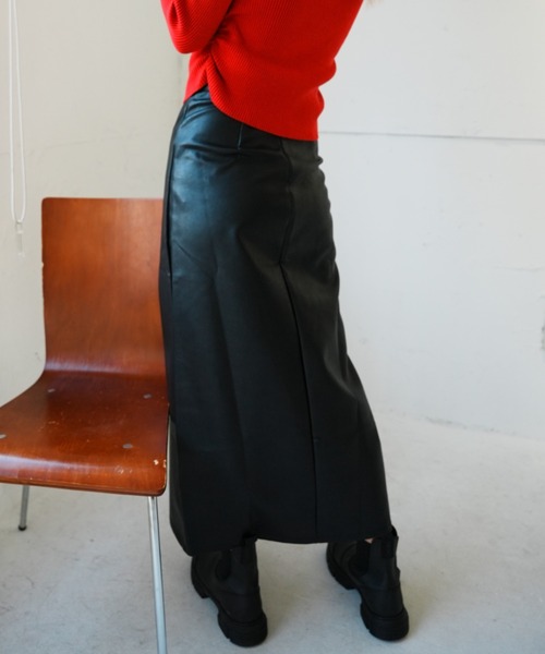 VeLV(ヴェルヴ)の「FAKE LEATHER SLIT SKIRT フェイクレザースリットスカート(スカート・レディース・ブラック・FREE)」の3枚目の写真