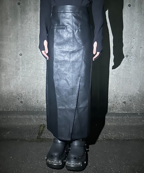 VeLV(ヴェルヴ)の「FAKE LEATHER SLIT SKIRT フェイクレザースリットスカート(スカート・レディース・ブラック・FREE)」の6枚目の写真