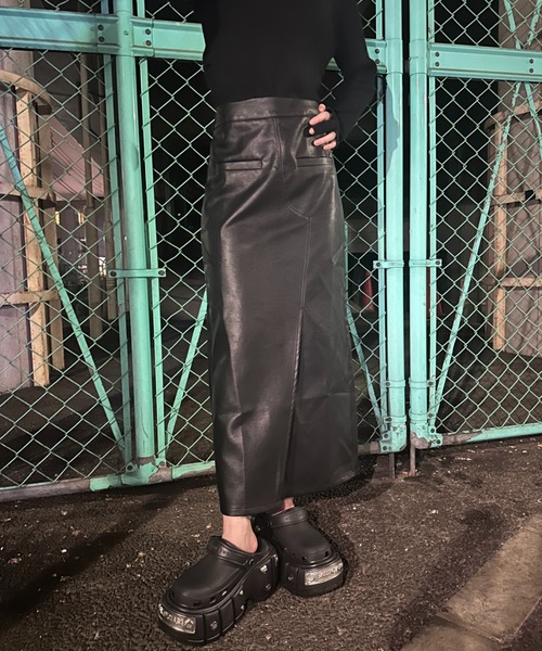 VeLV(ヴェルヴ)の「FAKE LEATHER SLIT SKIRT フェイクレザースリットスカート(スカート・レディース・ブラック・FREE)」の7枚目の写真