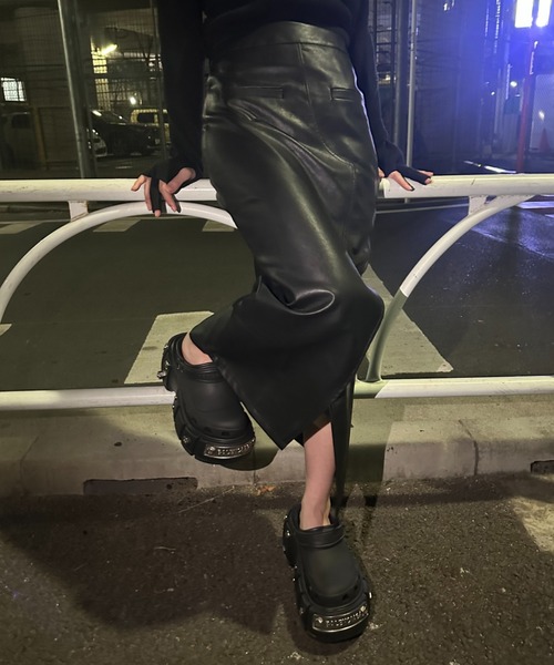 VeLV(ヴェルヴ)の「FAKE LEATHER SLIT SKIRT フェイクレザースリットスカート(スカート・レディース・ブラック・FREE)」の9枚目の写真