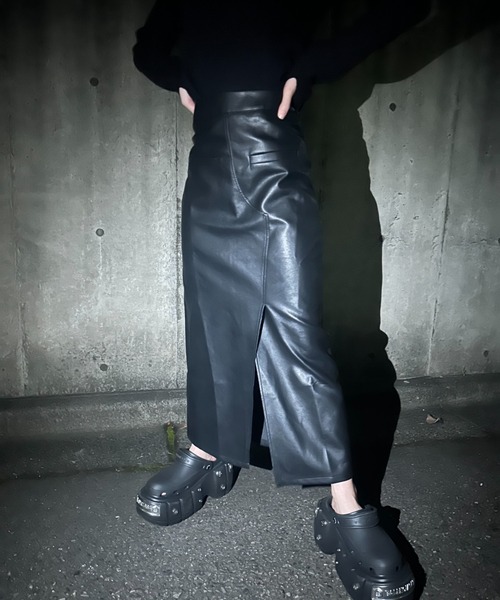 VeLV(ヴェルヴ)の「FAKE LEATHER SLIT SKIRT フェイクレザースリットスカート(スカート・レディース・ブラック・FREE)」の4枚目の写真