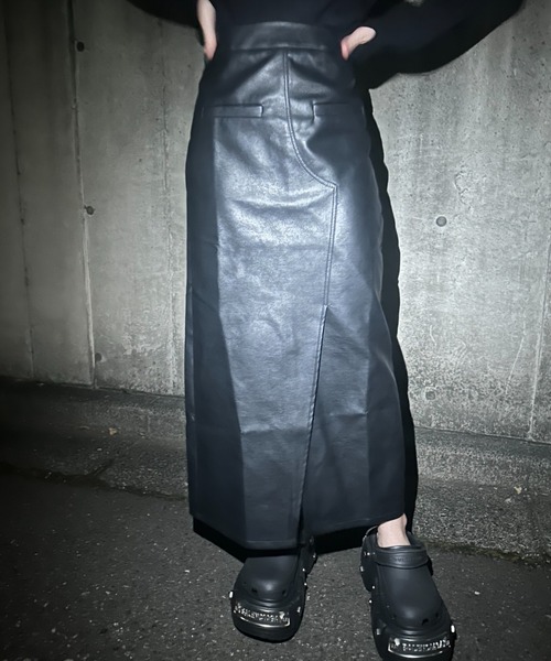 VeLV(ヴェルヴ)の「FAKE LEATHER SLIT SKIRT フェイクレザースリットスカート(スカート・レディース・ブラック・FREE)」の5枚目の写真