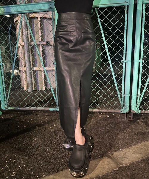 VeLV(ヴェルヴ)の「FAKE LEATHER SLIT SKIRT フェイクレザースリットスカート(スカート・レディース・ブラック・FREE)」の8枚目の写真