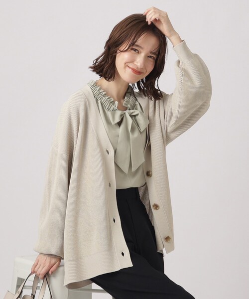 SHOO・LA・RUE(シューラルー)の「◆【洗える/体型カバー】 程よくゆったり さっと羽織れる Vネックカーディガン(カーディガン/ボレロ・レディース・ネイビー/ナチュラル/ホワイト系5/イエロー系その他/ライトブルー・00)」の2枚目の写真