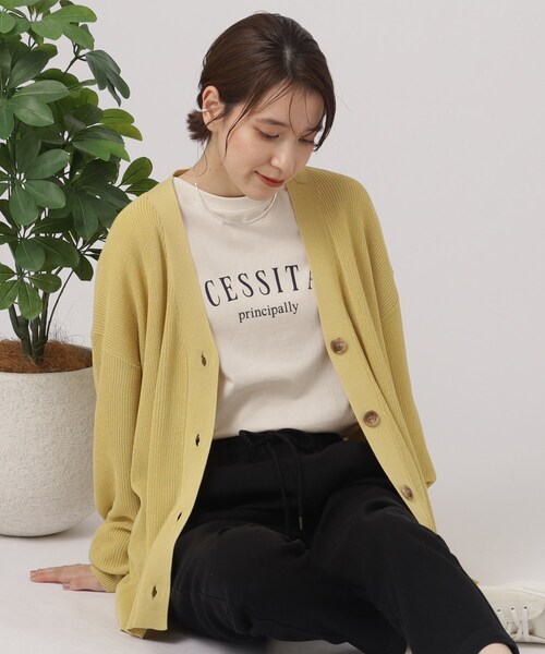 SHOO・LA・RUE(シューラルー)の「◆【洗える/体型カバー】 程よくゆったり さっと羽織れる Vネックカーディガン(カーディガン/ボレロ・レディース・ネイビー/ナチュラル/ホワイト系5/イエロー系その他/ライトブルー・00)」の5枚目の写真