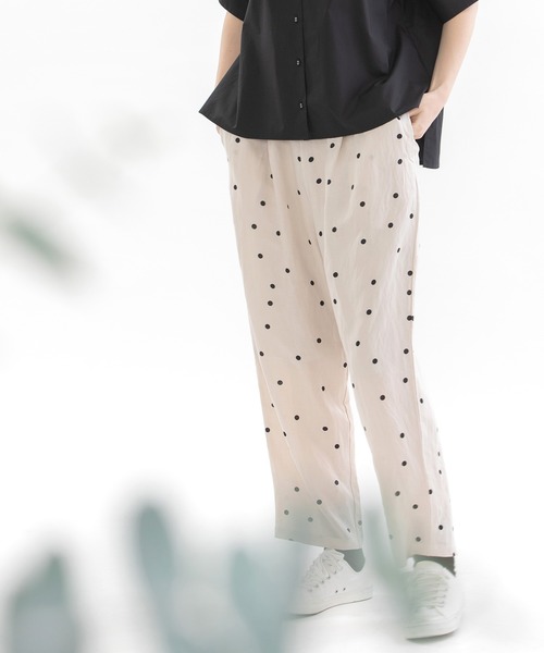 nop de nod（ノップドゥノッド）の「レーヨンリネンPolka タックパンツ（その他パンツ・レディース・ブラック/ブルー/アイボリー・3）」の2枚目の写真