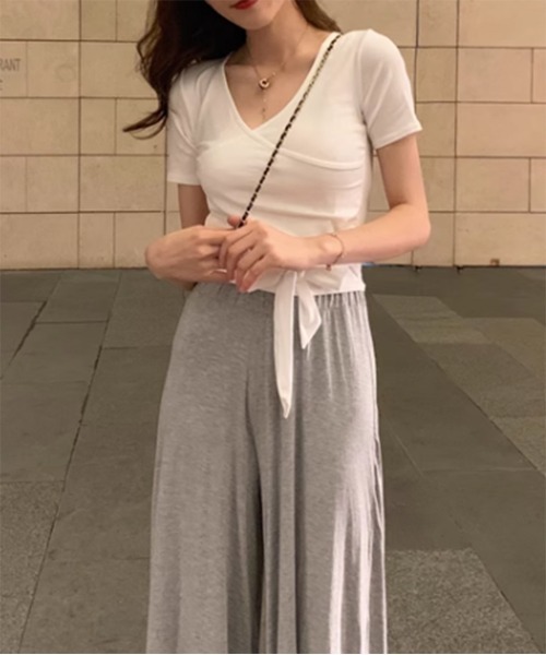 by muni:r(バイ ムニール)の「ラップディテールVネック半袖Tシャツ(Tシャツ/カットソー・レディース・ホワイト/ブラック・FREE)」の3枚目の写真