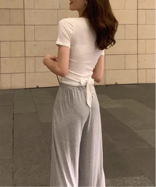 by muni:r(バイ ムニール)の「ラップディテールVネック半袖Tシャツ(Tシャツ/カットソー・レディース・ホワイト/ブラック・FREE)」の5枚目の写真