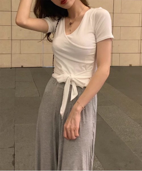 by muni:r(バイ ムニール)の「ラップディテールVネック半袖Tシャツ(Tシャツ/カットソー・レディース・ホワイト/ブラック・FREE)」の6枚目の写真